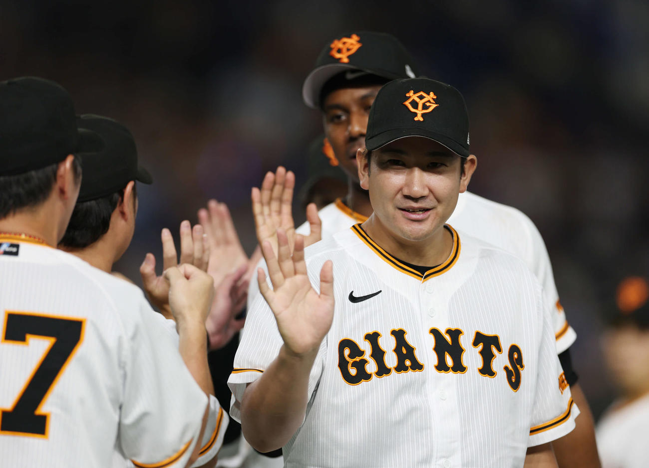 巨人対DeNA　勝利し、チームメートとタッチを交わす巨人菅野（撮影・宮地輝）