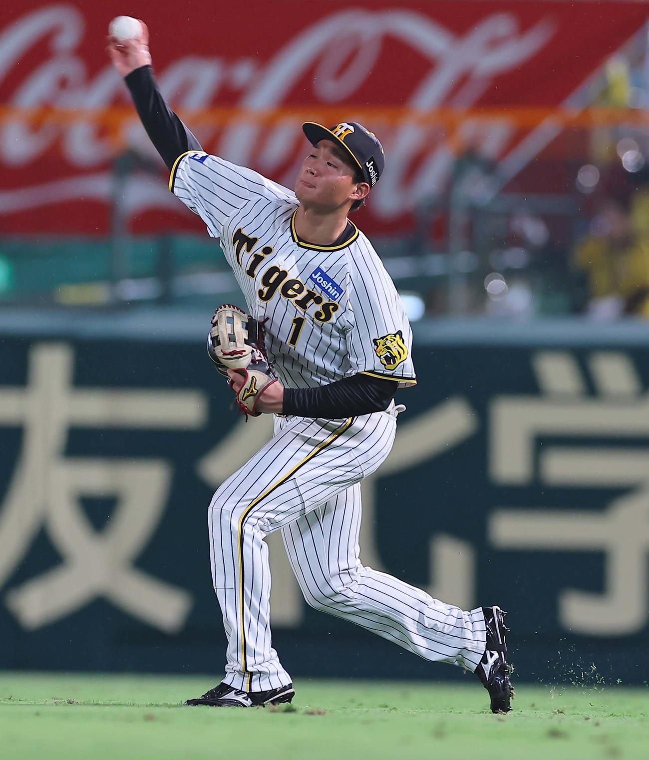 阪神対ヤクルト　8回表ヤクルト無死一塁、森下は村上の右前打を三塁へ送球し、三進を狙った丸山を刺す（撮影・上田博志）