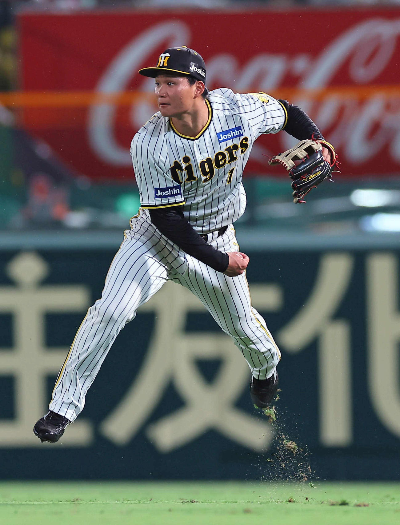 阪神対ヤクルト　8回表ヤクルト無死一塁、森下は村上の右前打を三塁へ送球し丸山を刺す（撮影・上田博志）