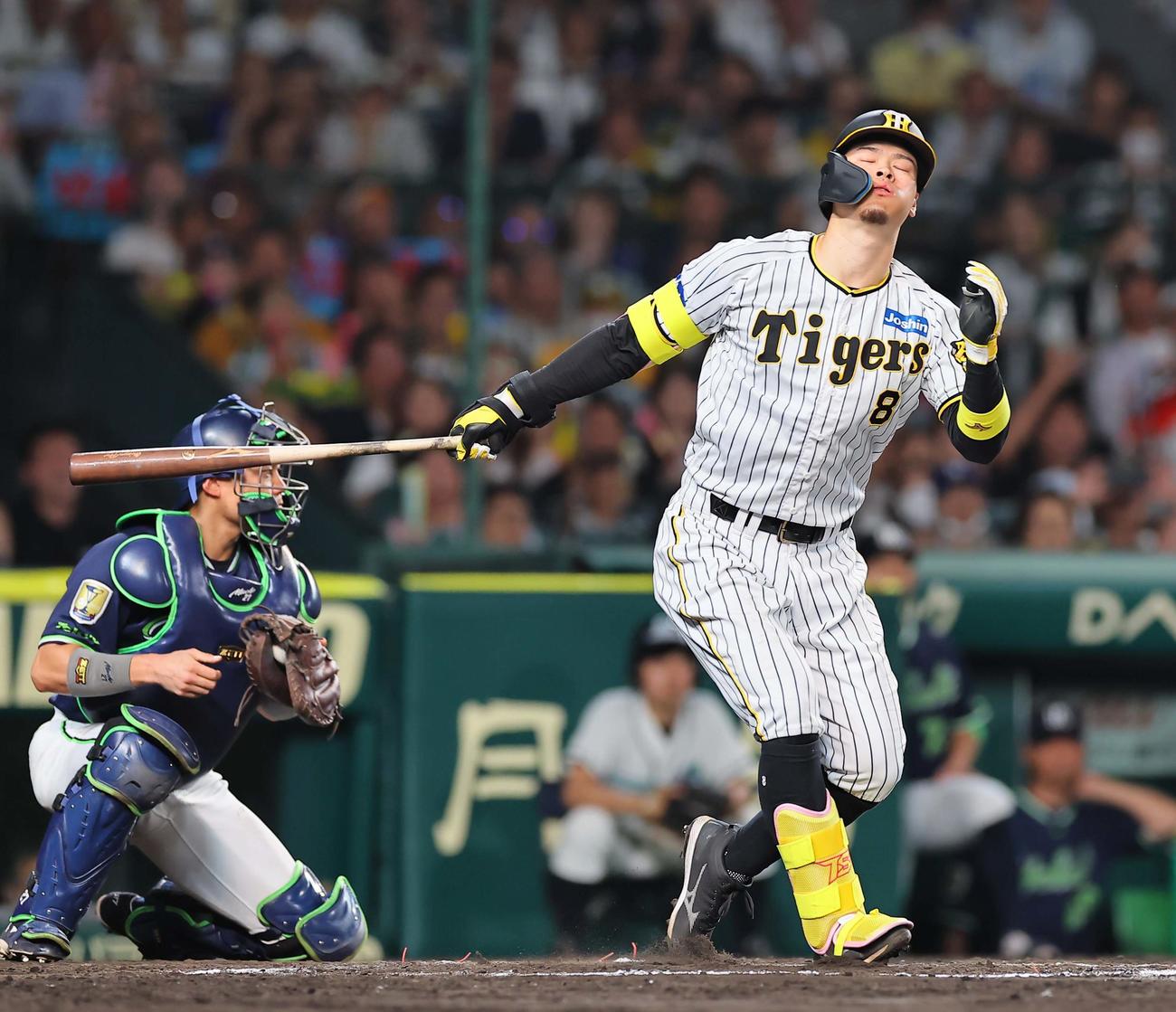 阪神対ヤクルト　6回裏阪神無死二、三塁、佐藤輝は空振り三振に倒れる（撮影・上田博志）