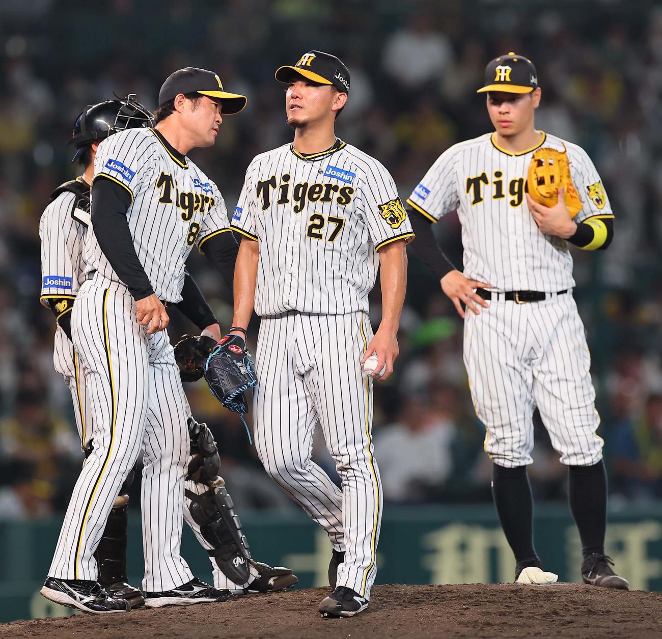 阪神対ヤクルト　7回途中で降板する伊藤将（撮影・上田博志）
