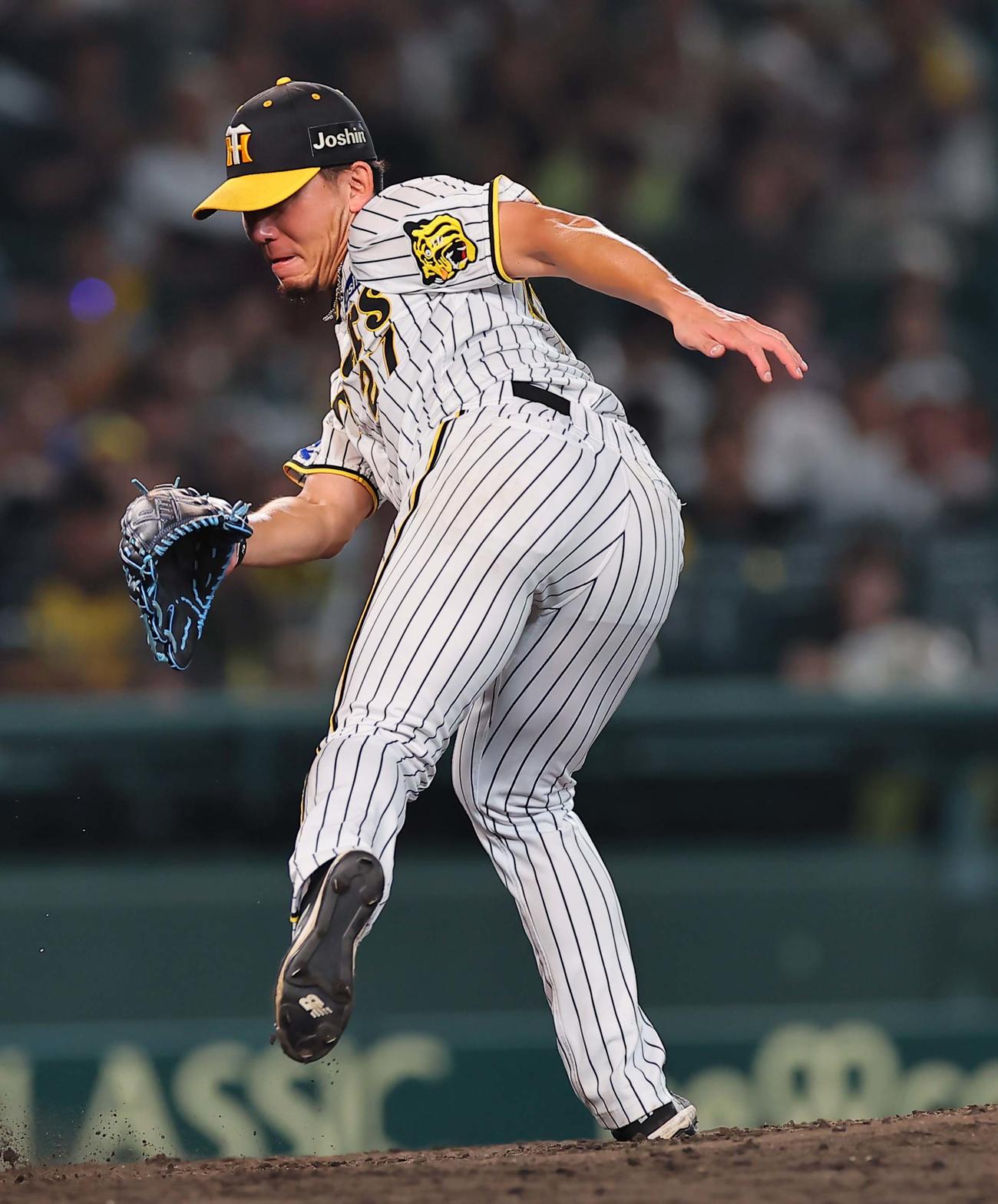 阪神対ヤクルト　7回表ヤクルト2死満塁、川端に勝ち越し2点適時打を浴びる伊藤将（撮影・上田博志）