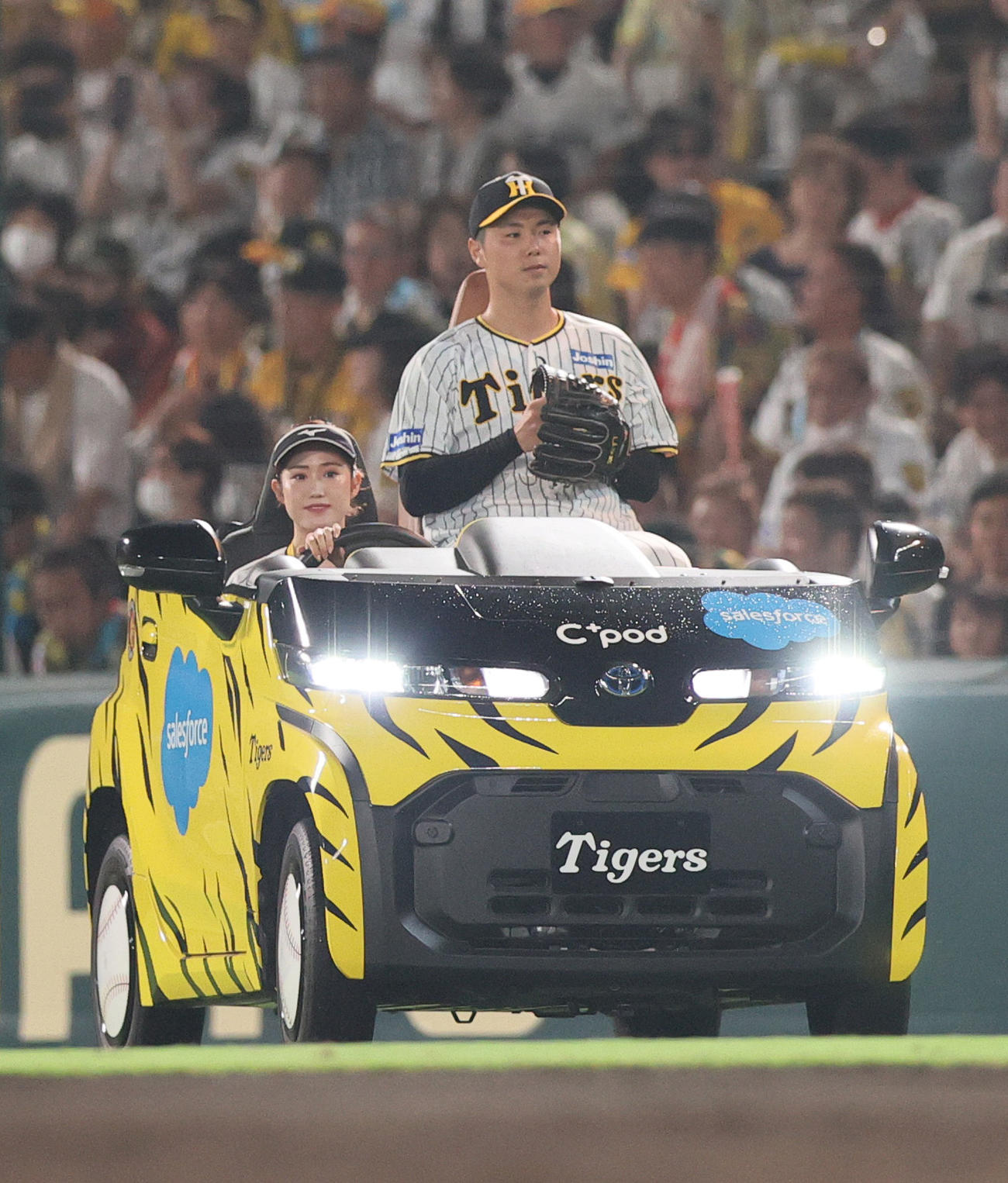 阪神対ヤクルト　9回表、阪神浜地はリリーフカーでマウンドへ向かう（撮影・上山淳一）
