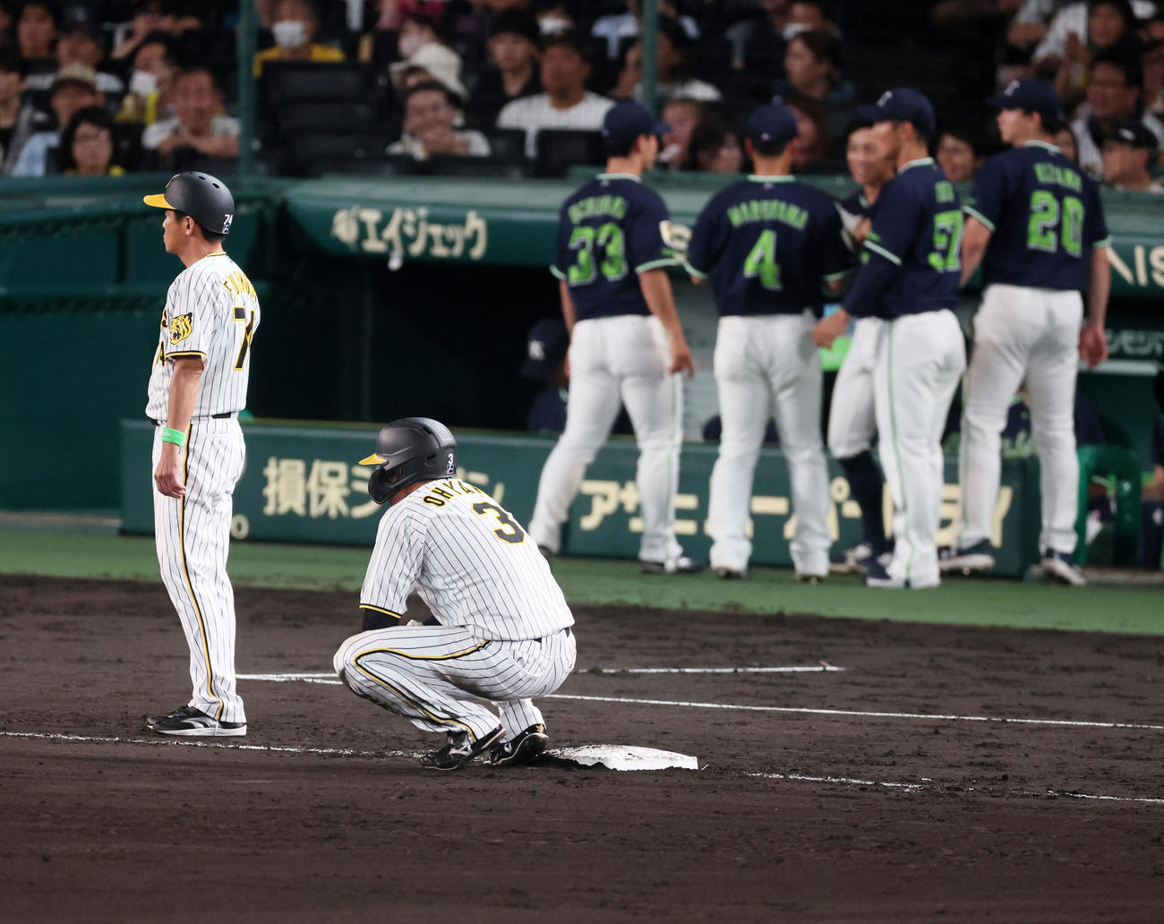 阪神対ヤクルト　6回裏阪神1死二、三塁、三塁走者ノイジーがミエセスの中飛で本塁へ向かうが、二塁走者大山のタッチアップが先にアウトとなる（撮影・加藤哉）