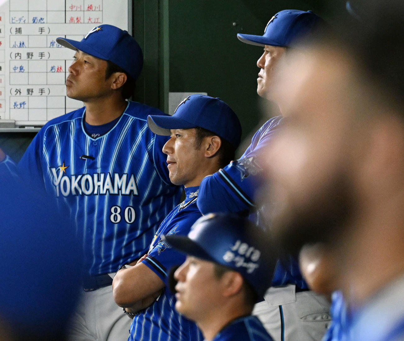 巨人対DeNA 9回表、ベンチで厳しい表情のDeNA三浦監督（中央）（撮影・滝沢徹郎）