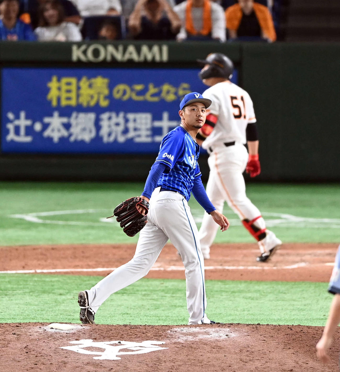 巨人対DeNA 8回裏巨人2死一塁、浅野を空振り三振に仕留めた石川達（撮影・たえ見朱実）