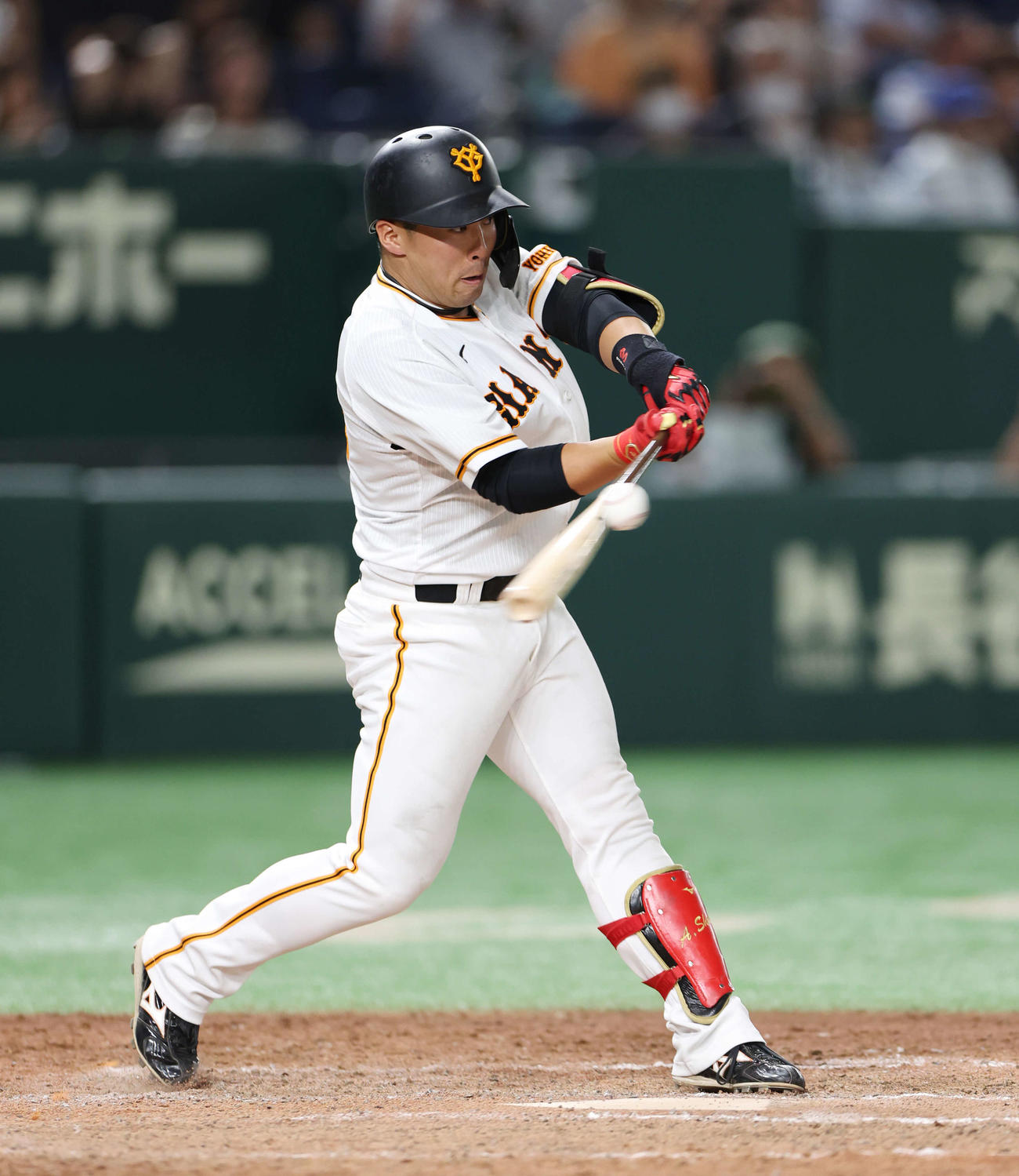 巨人対DeNA 8回裏巨人2死一塁、空振り三振に倒れる浅野（撮影・宮地輝）