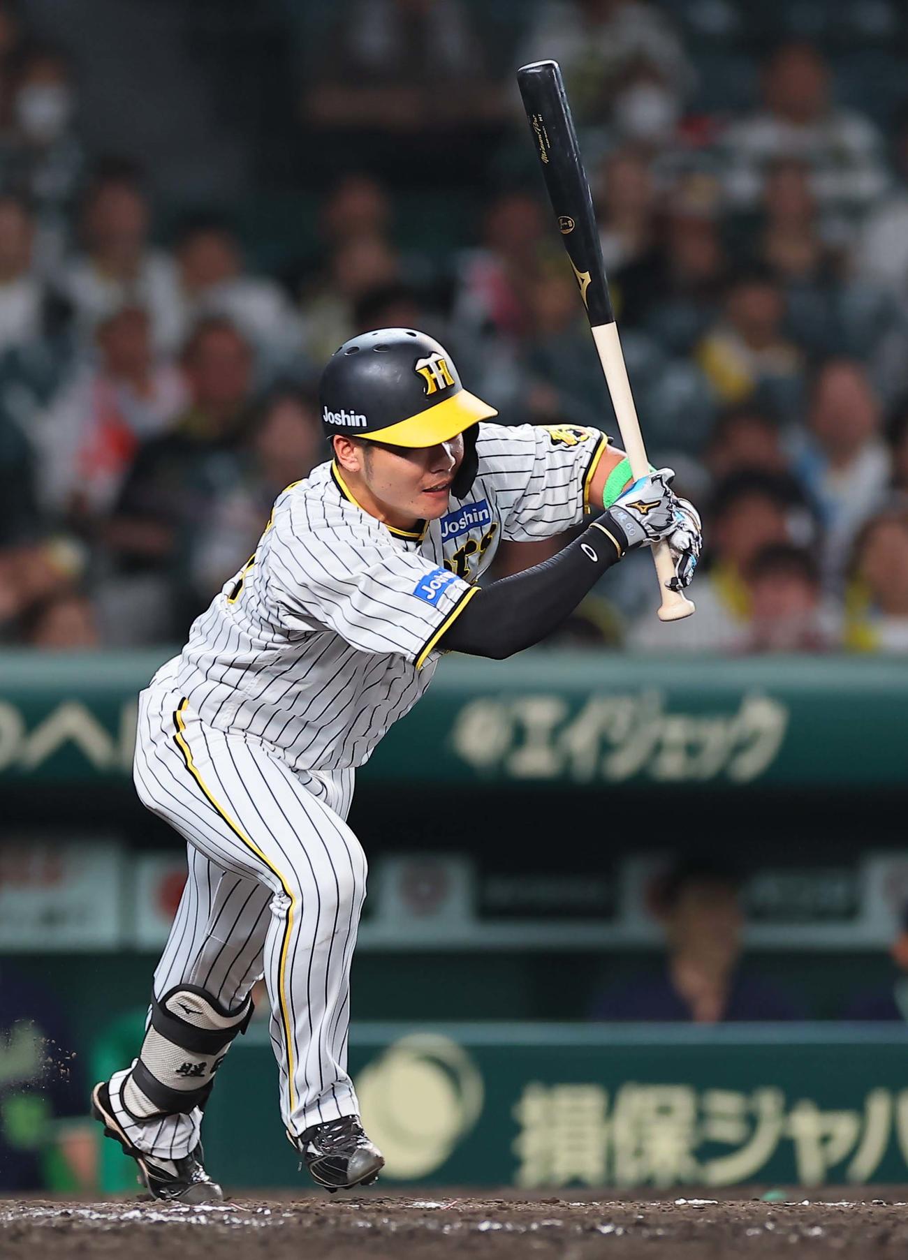 阪神対ヤクルト　9回裏阪神2死三塁、小野寺は右前適時打を放つ（撮影・上田博志）