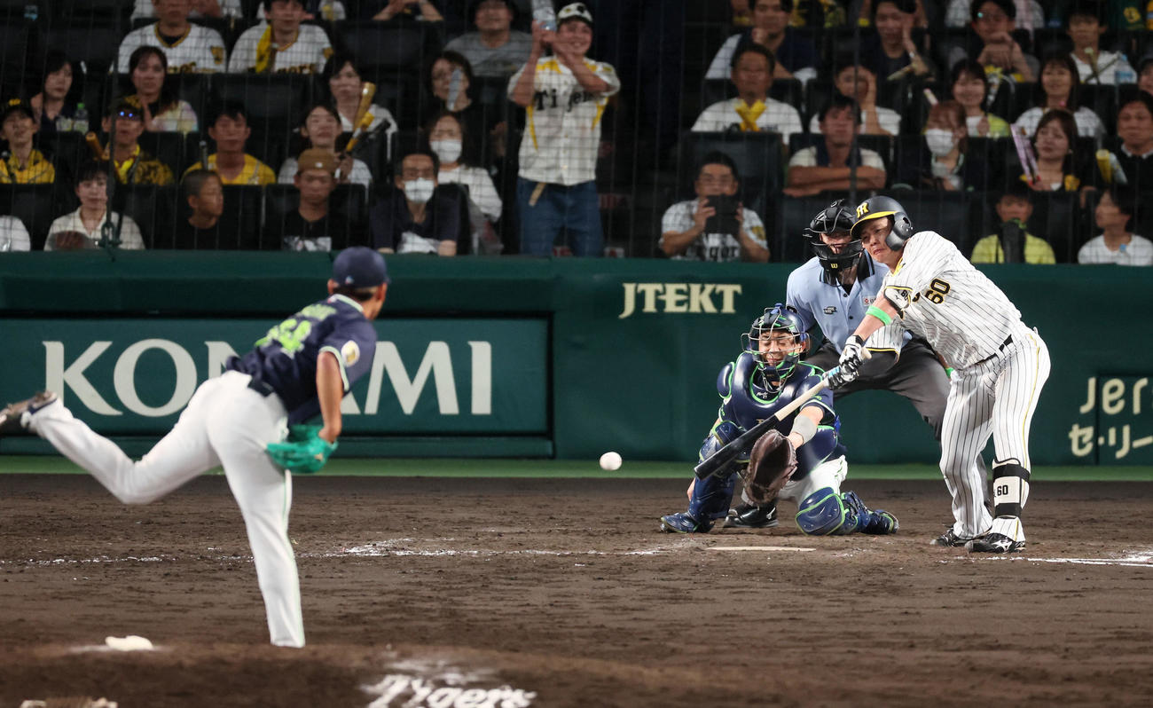 阪神対ヤクルト　9回裏阪神2死三塁、代打小野寺は右前適時打を放つ。投手は田口（撮影・加藤哉）