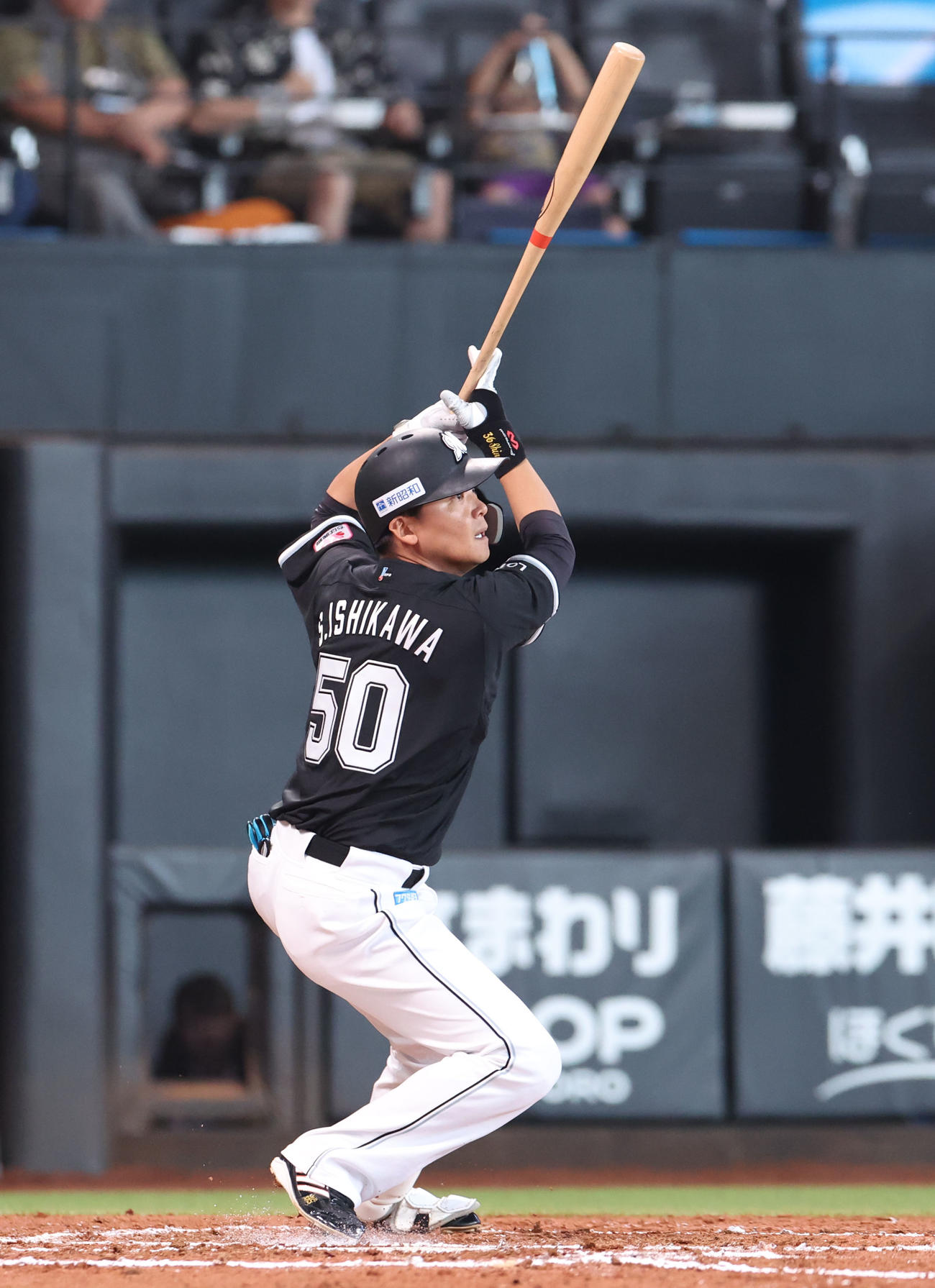 日本ハム対ロッテ　7回表ロッテ2死一、三塁、石川慎は勝ち越しとなる中前適時打を放つ（2023年7月8日撮影）