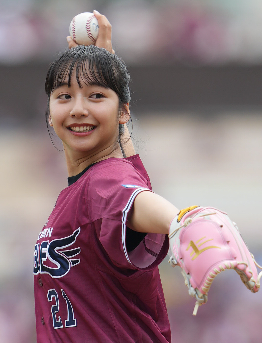 楽天対ソフトバンク　ボートレースのCMでおなじみの山之内すずは始球式でキュートな投球を見せる（撮影・狩俣裕三）