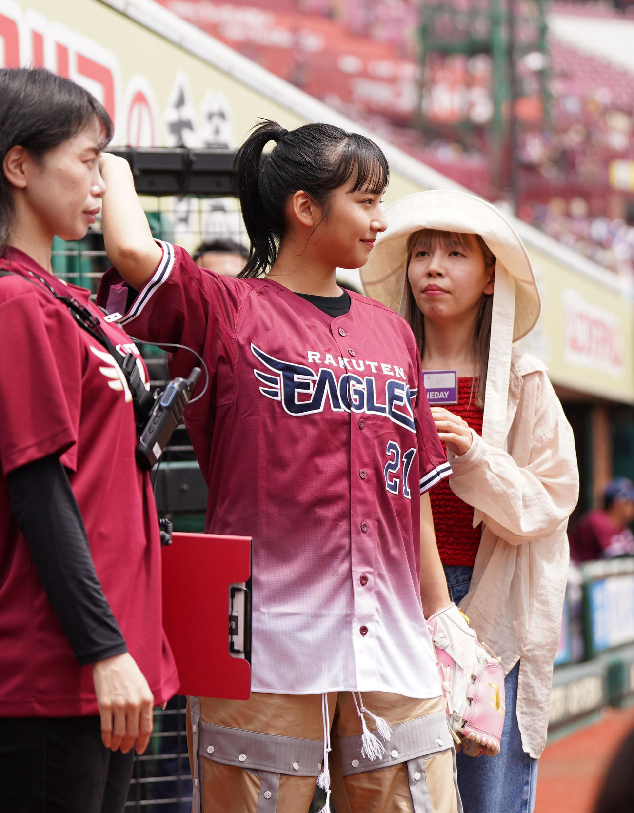 楽天対ソフトバンク　ボートレースのCMでおなじみの山之内すずは始球式前、緊張した表情で投球フォームを確認する（撮影・狩俣裕三）