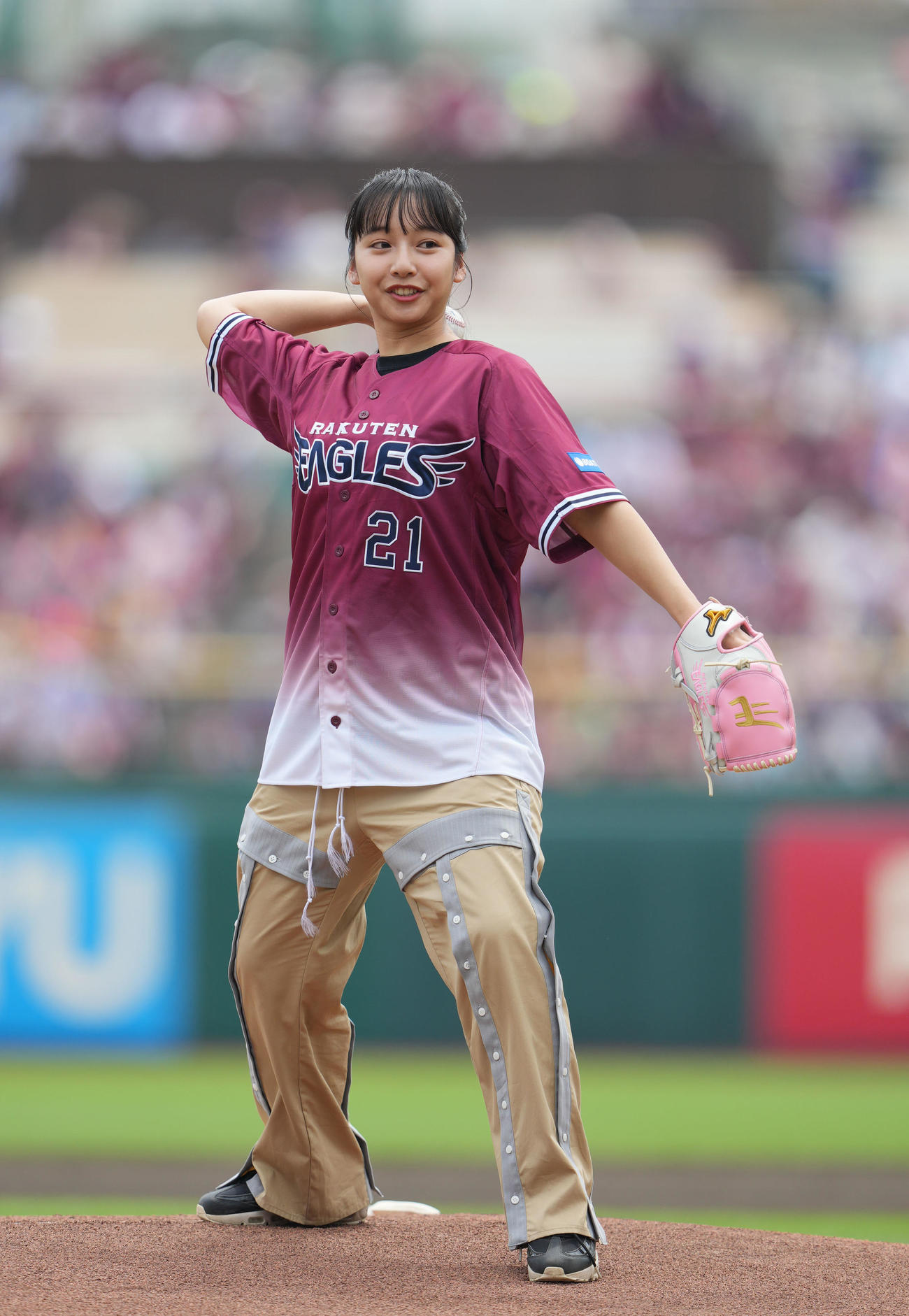 楽天対ソフトバンク　ボートレースのCMでおなじみの山之内すずは始球式でキュートな投球を見せる（撮影・狩俣裕三）