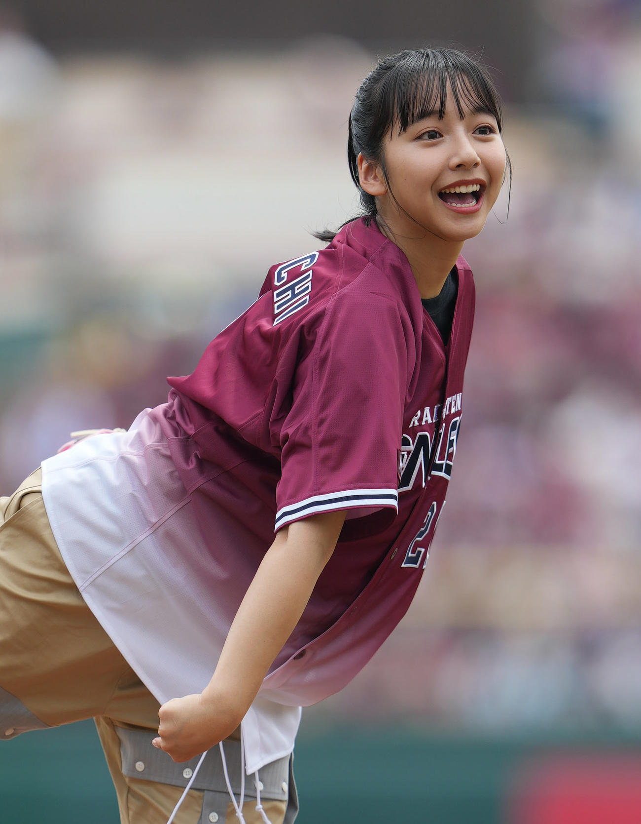 楽天対ソフトバンク　ボートレースのCMでおなじみの山之内すずは始球式でキュートな投球を見せる（撮影・狩俣裕三）