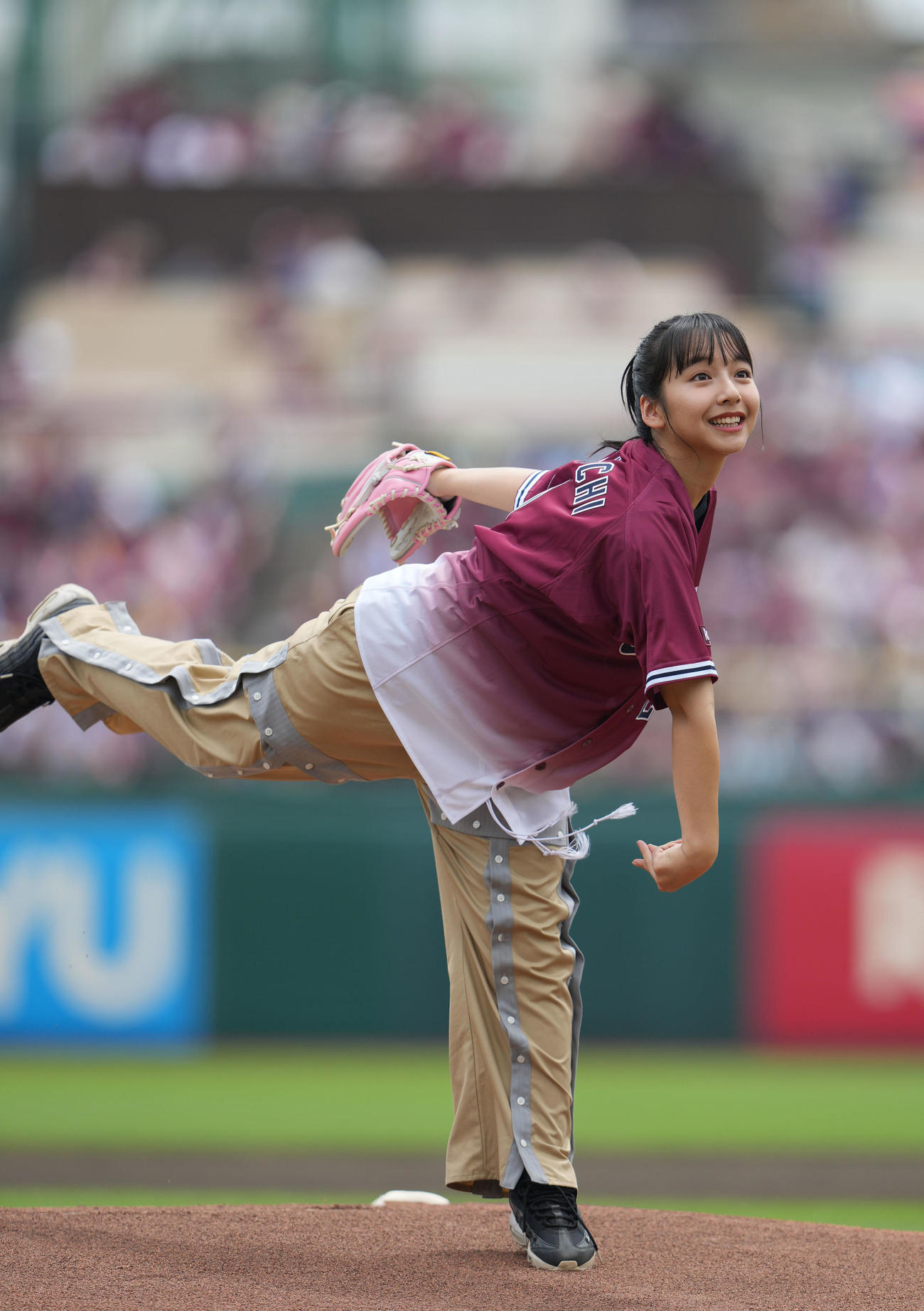 楽天対ソフトバンク　ボートレースのCMでおなじみの山之内すずは始球式でキュートな投球を見せる（撮影・狩俣裕三）
