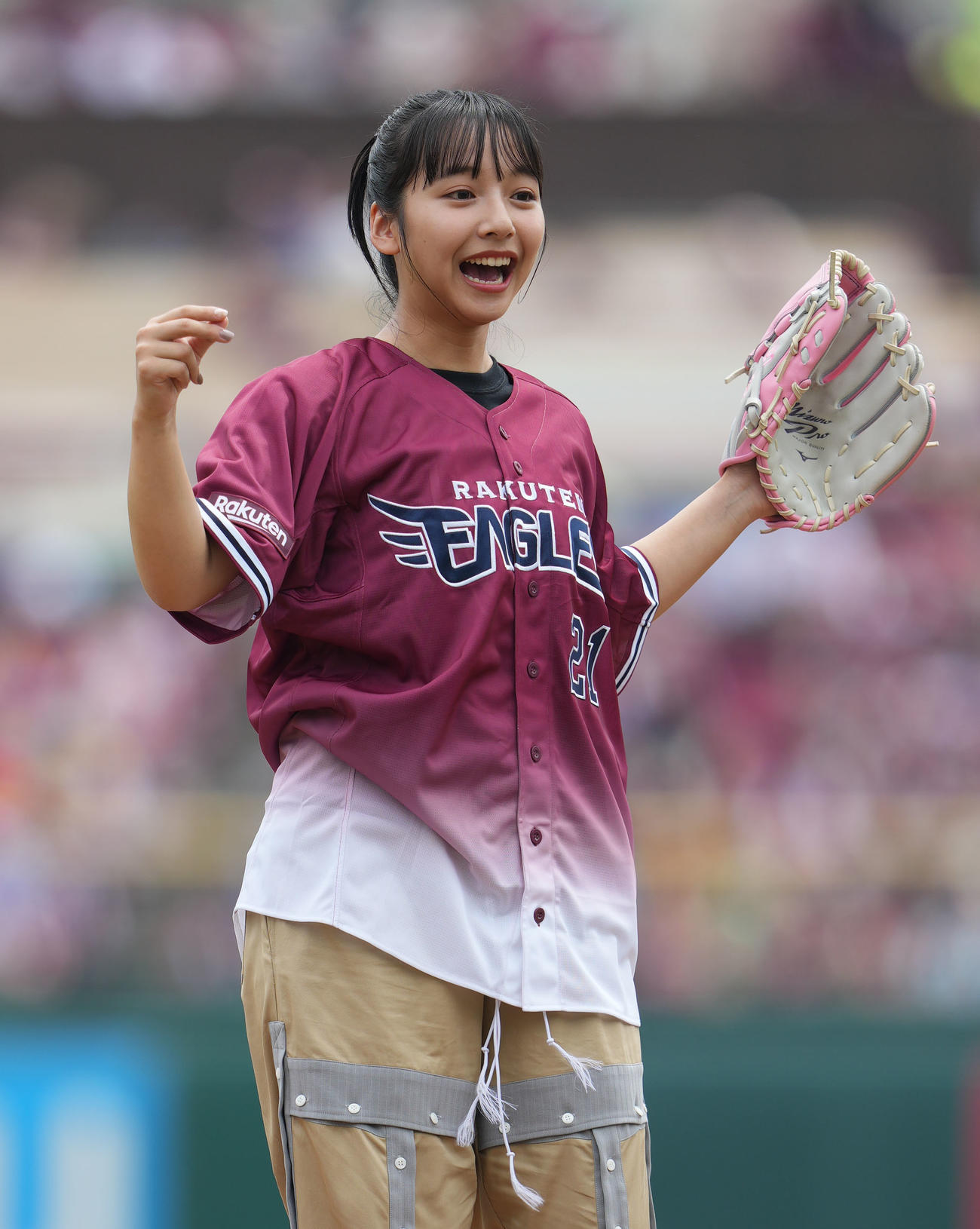 楽天対ソフトバンク　ボートレースのCMでおなじみの山之内すずは始球式でキュートな笑顔を見せる（撮影・狩俣裕三）