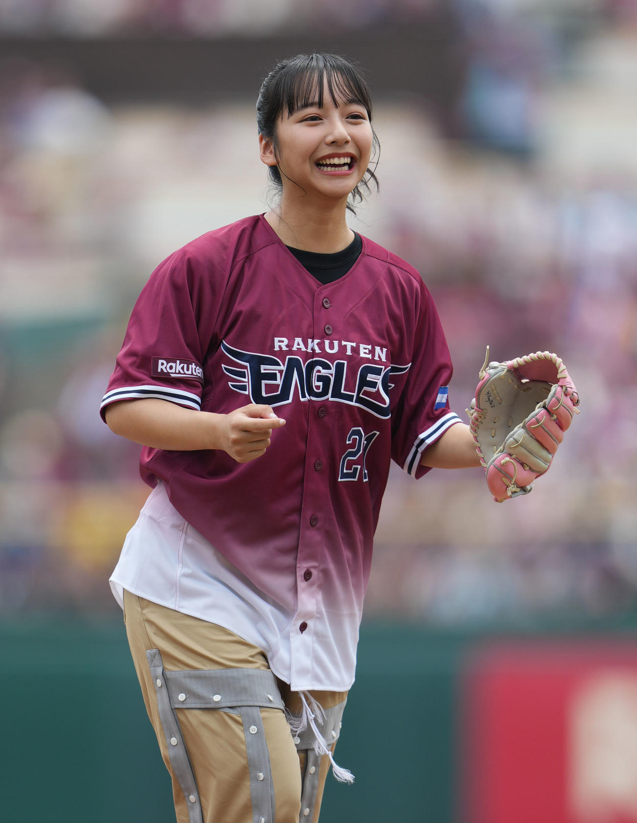 楽天対ソフトバンク　ボートレースのCMでおなじみの山之内すずは始球式でキュートな笑顔を見せる（撮影・狩俣裕三）