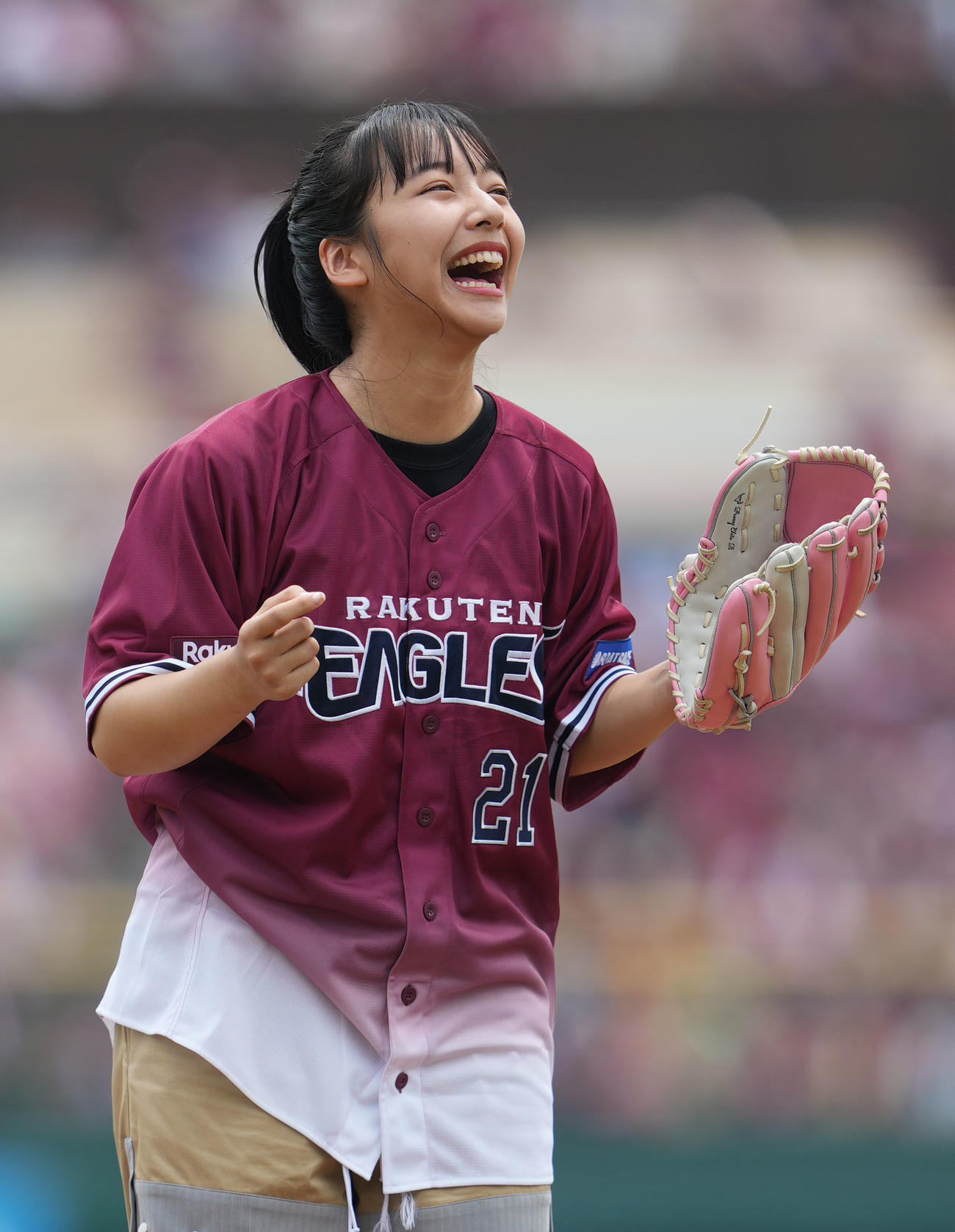 楽天対ソフトバンク　ボートレースのCMでおなじみの山之内すずは始球式でキュートな笑顔を見せる（撮影・狩俣裕三）