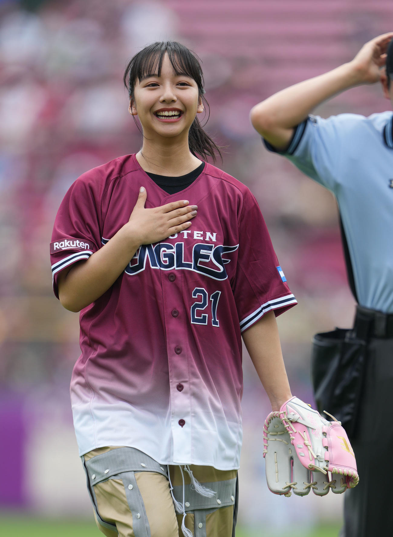 楽天対ソフトバンク　ボートレースのCMでおなじみの山之内すずは始球式でキュートな笑顔を見せる（撮影・狩俣裕三）