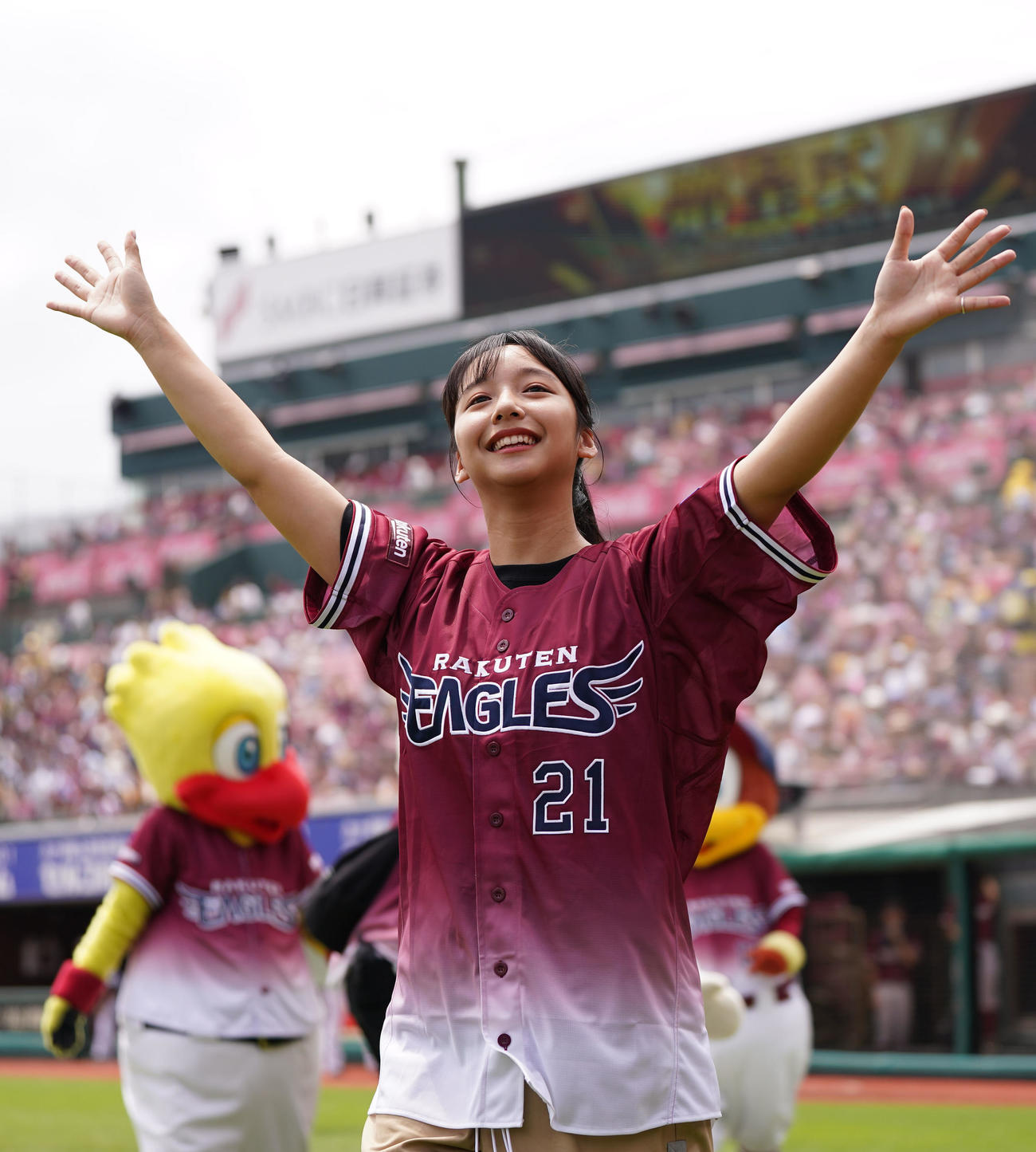 楽天対ソフトバンク　ボートレースのCMでおなじみの山之内すずは始球式前、笑顔でファンにあいさつする（撮影・狩俣裕三）
