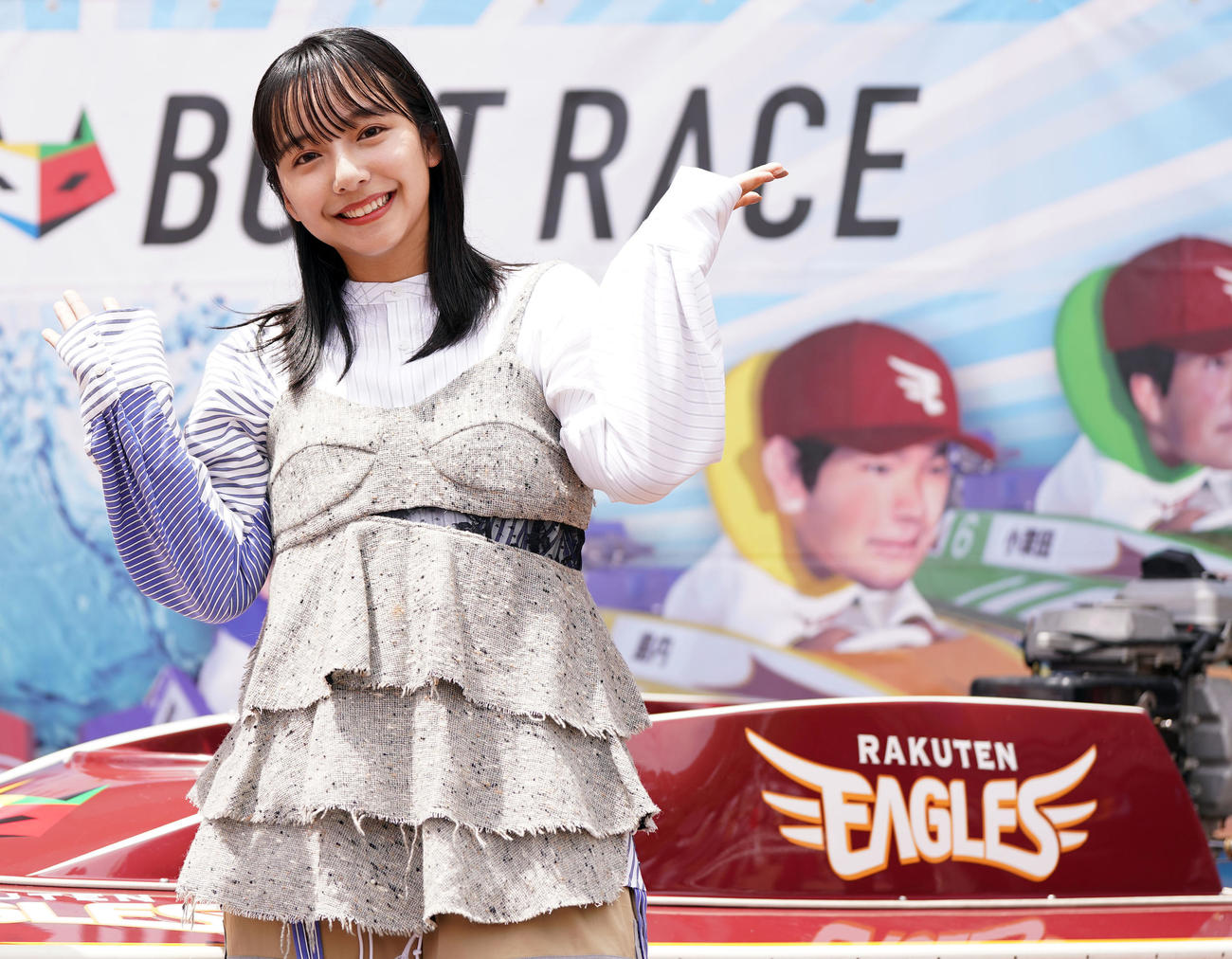 楽天対ソフトバンク　試合前、ボートレースデーのイベントで楽天仕様のボートを背に記念撮影をする山之内すず（撮影・狩俣裕三）