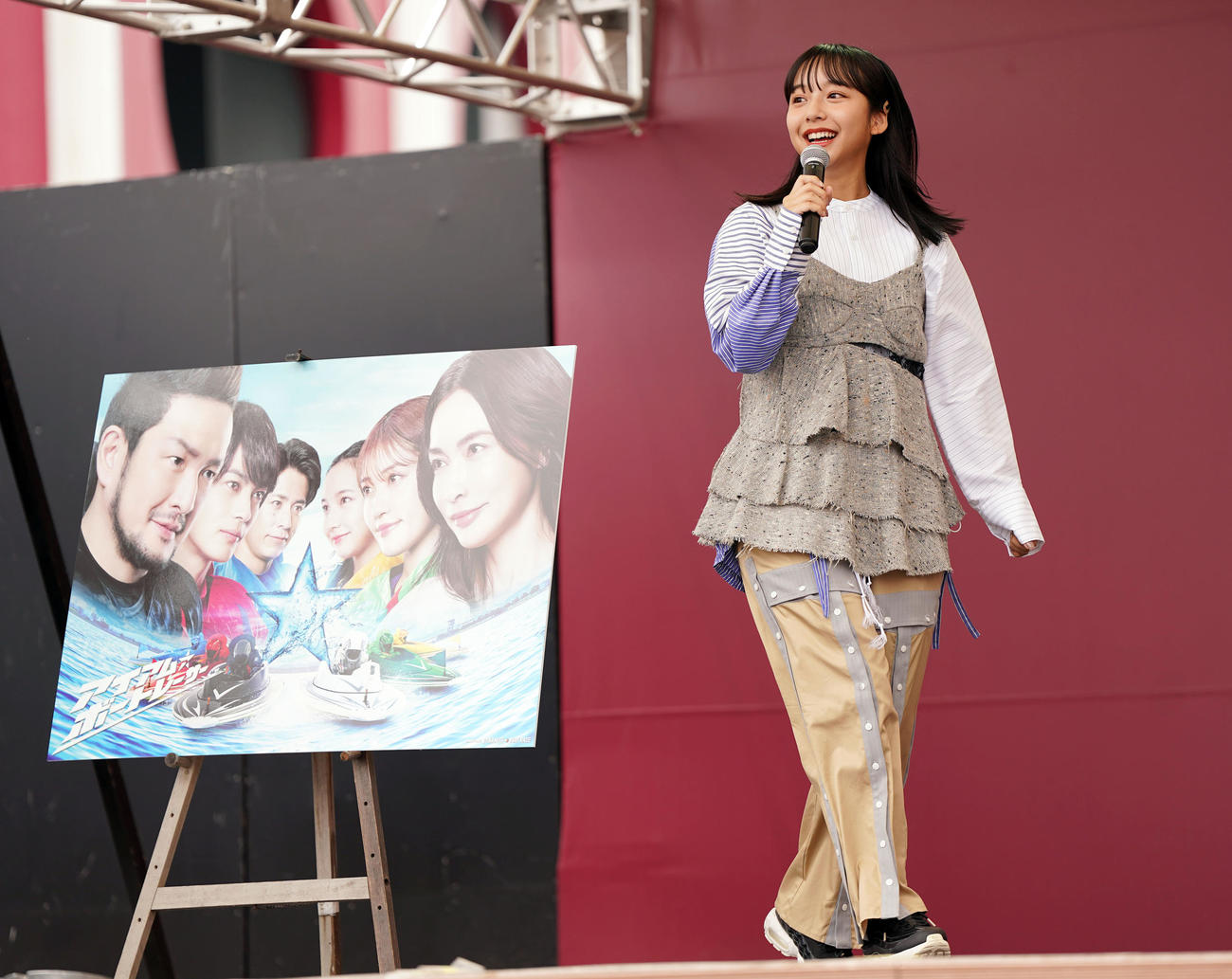 楽天対ソフトバンク　試合前、ボートレースデーのイベントに登場する山之内すず（撮影・狩俣裕三）