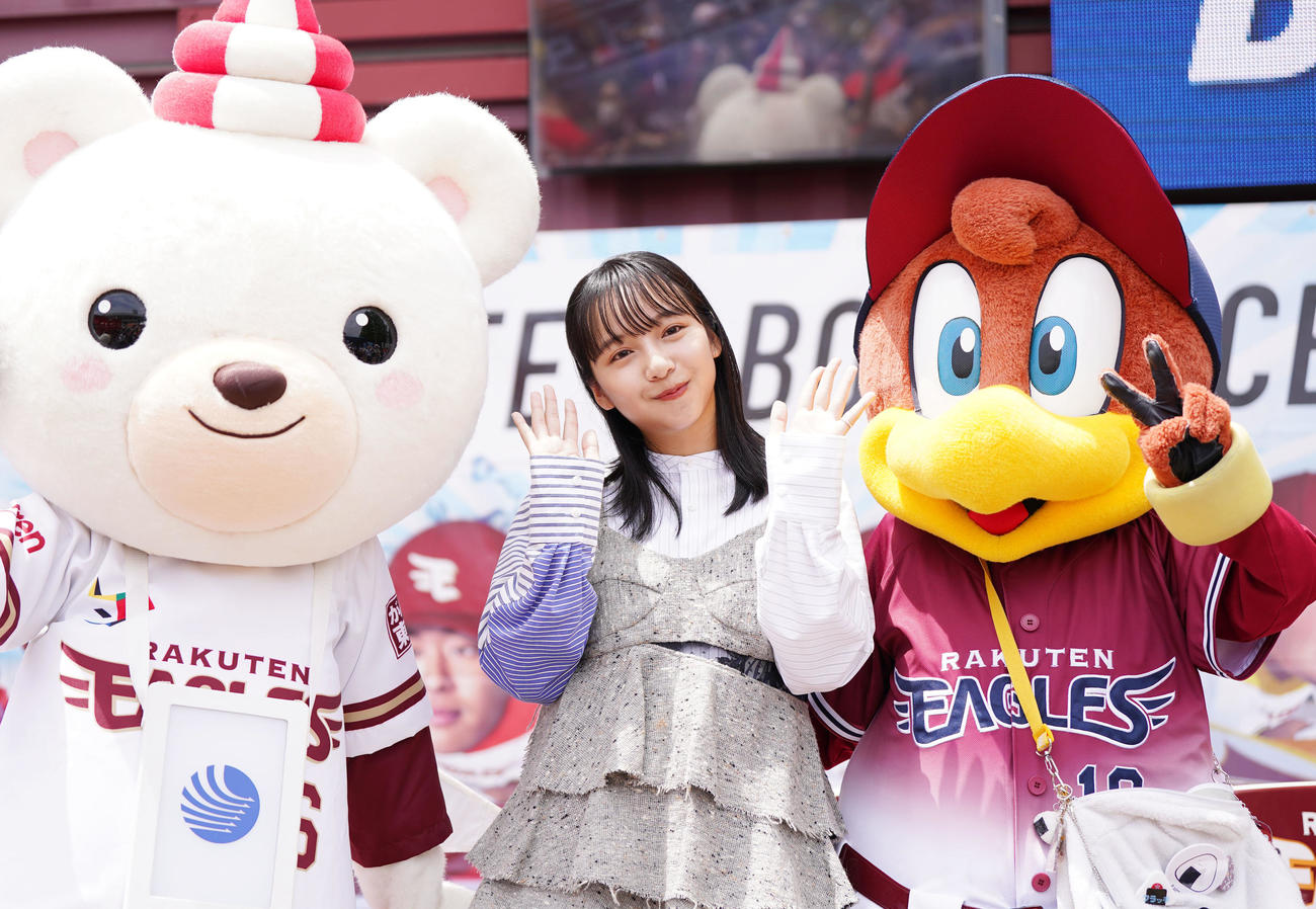 楽天対ソフトバンク　試合前、ボートレースデーのイベントでクマホン（左）、クラッチ（右）と記念撮影をする山之内すず（撮影・狩俣裕三）