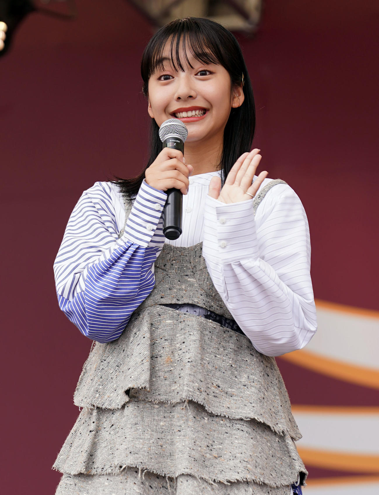 楽天対ソフトバンク　試合前、ボートレースデーのイベントに登場し、ファンに手を振る山之内すず（撮影・狩俣裕三）