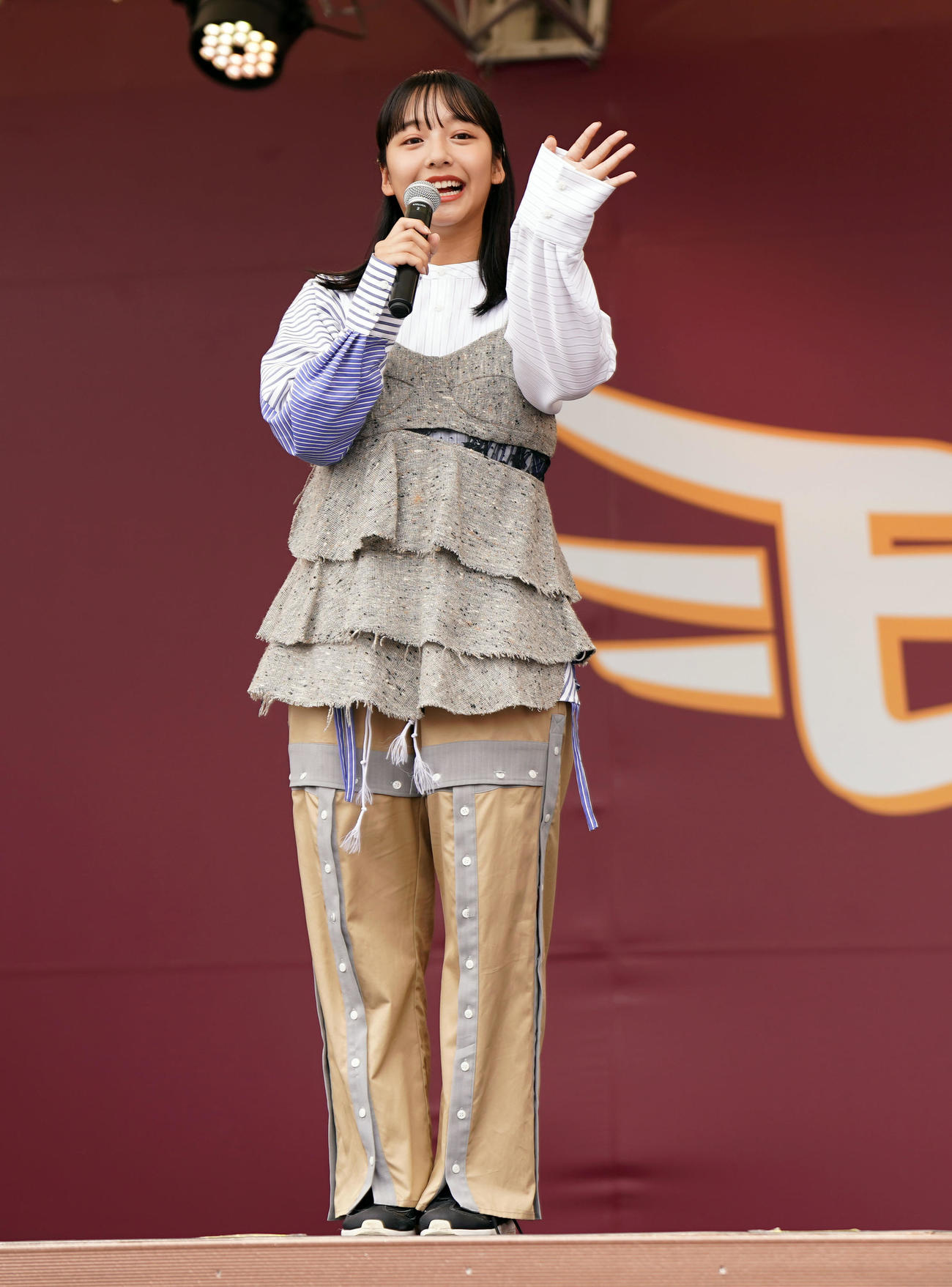 楽天対ソフトバンク　試合前、ボートレースデーのイベントに登場し、ファンに手を振る山之内すず（撮影・狩俣裕三）