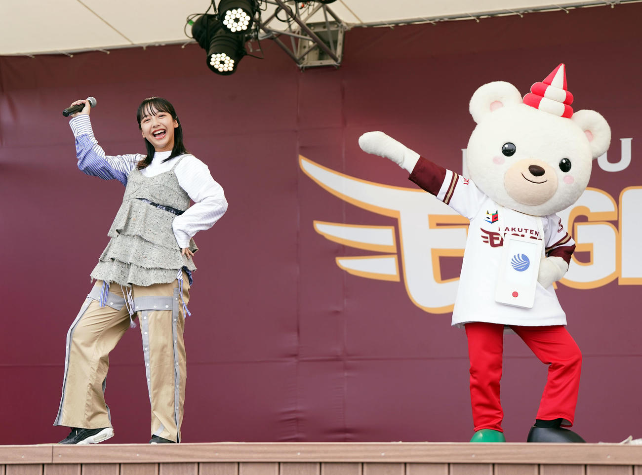 楽天対ソフトバンク　試合前、ボートレースデーのイベントでクマホンといっしょにダンスを披露する山之内すず（撮影・狩俣裕三）