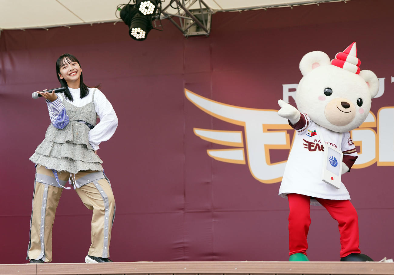 楽天対ソフトバンク　試合前、ボートレースデーのイベントでクマホンといっしょにダンスを披露する山之内すず（撮影・狩俣裕三）