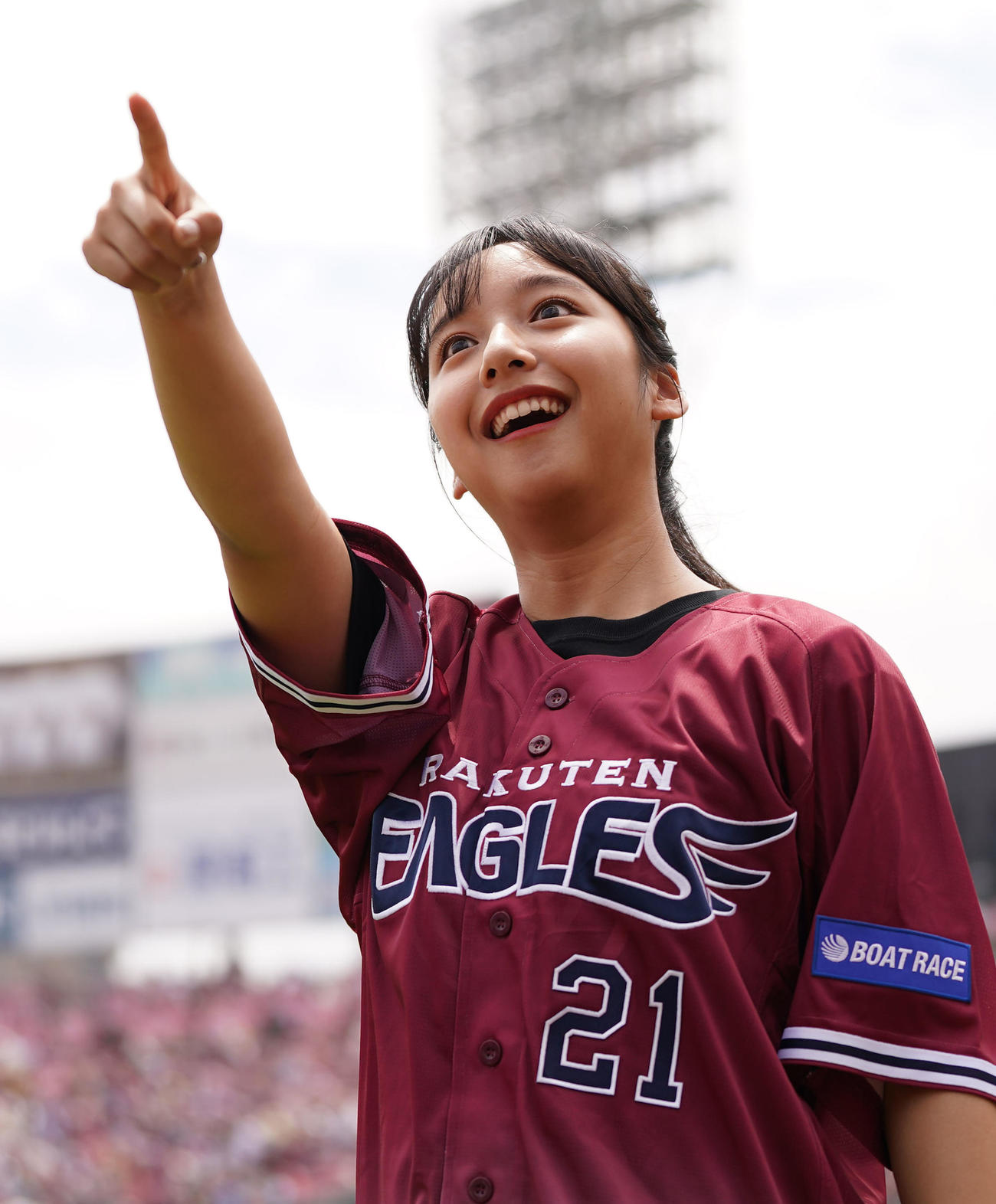 楽天対ソフトバンク　ボートレースのCMでおなじみの山之内すずは始球式前、笑顔でファンにあいさつする（撮影・狩俣裕三）