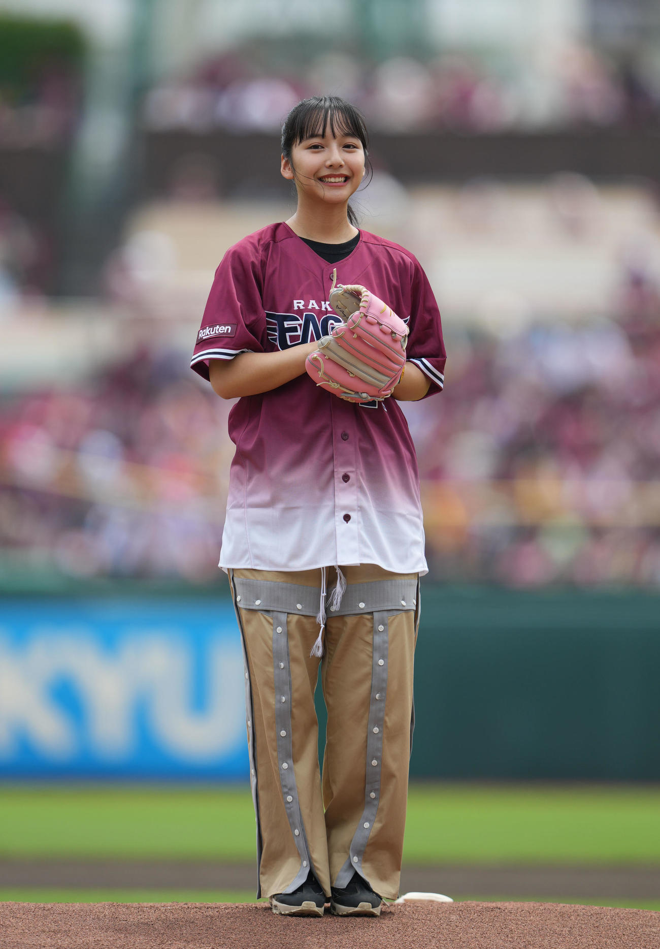 楽天対ソフトバンク　ボートレースのCMでおなじみの山之内すずは始球式でキュートな投球を見せる（撮影・狩俣裕三）