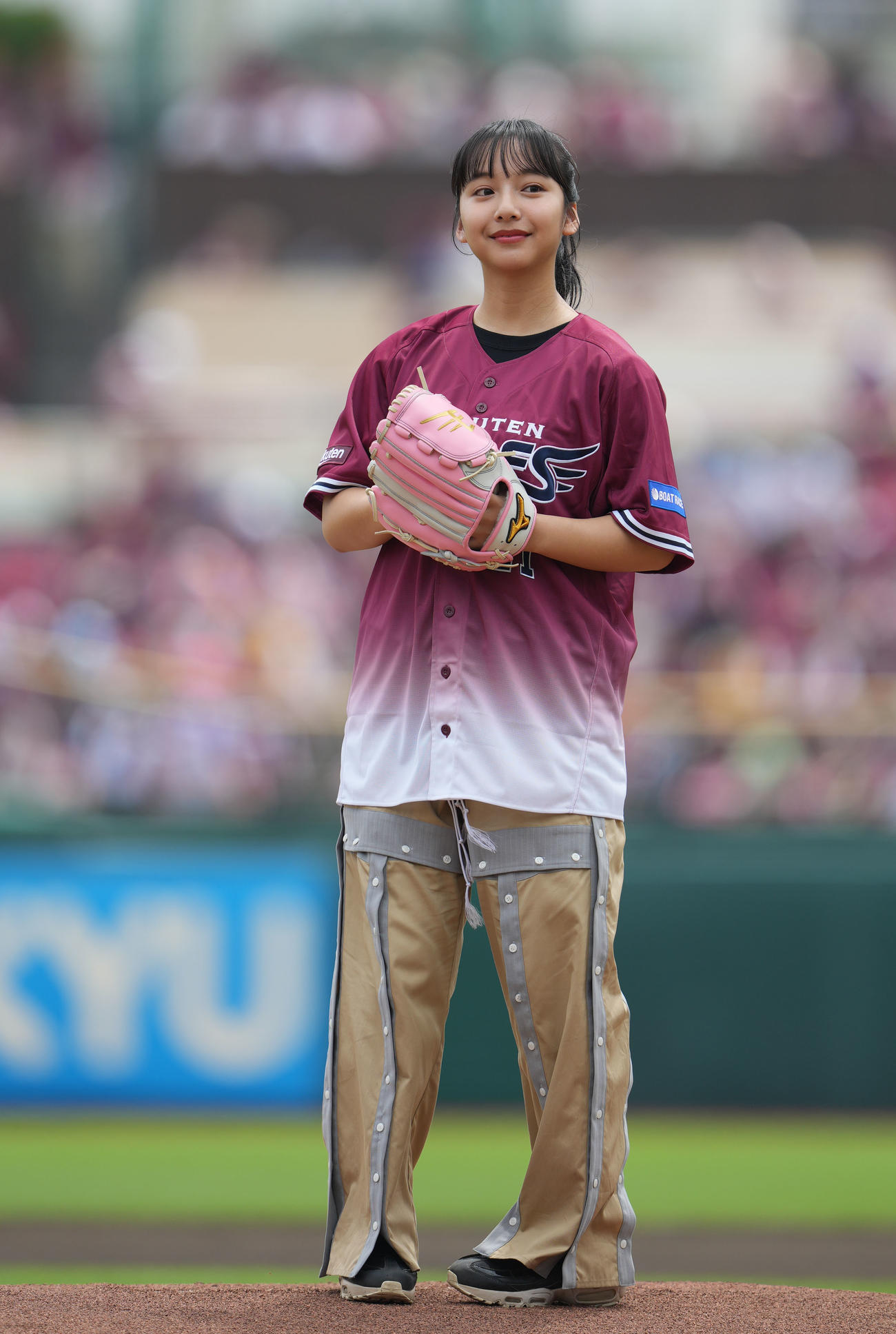 楽天対ソフトバンク　ボートレースのCMでおなじみの山之内すずは始球式でキュートな投球を見せる（撮影・狩俣裕三）