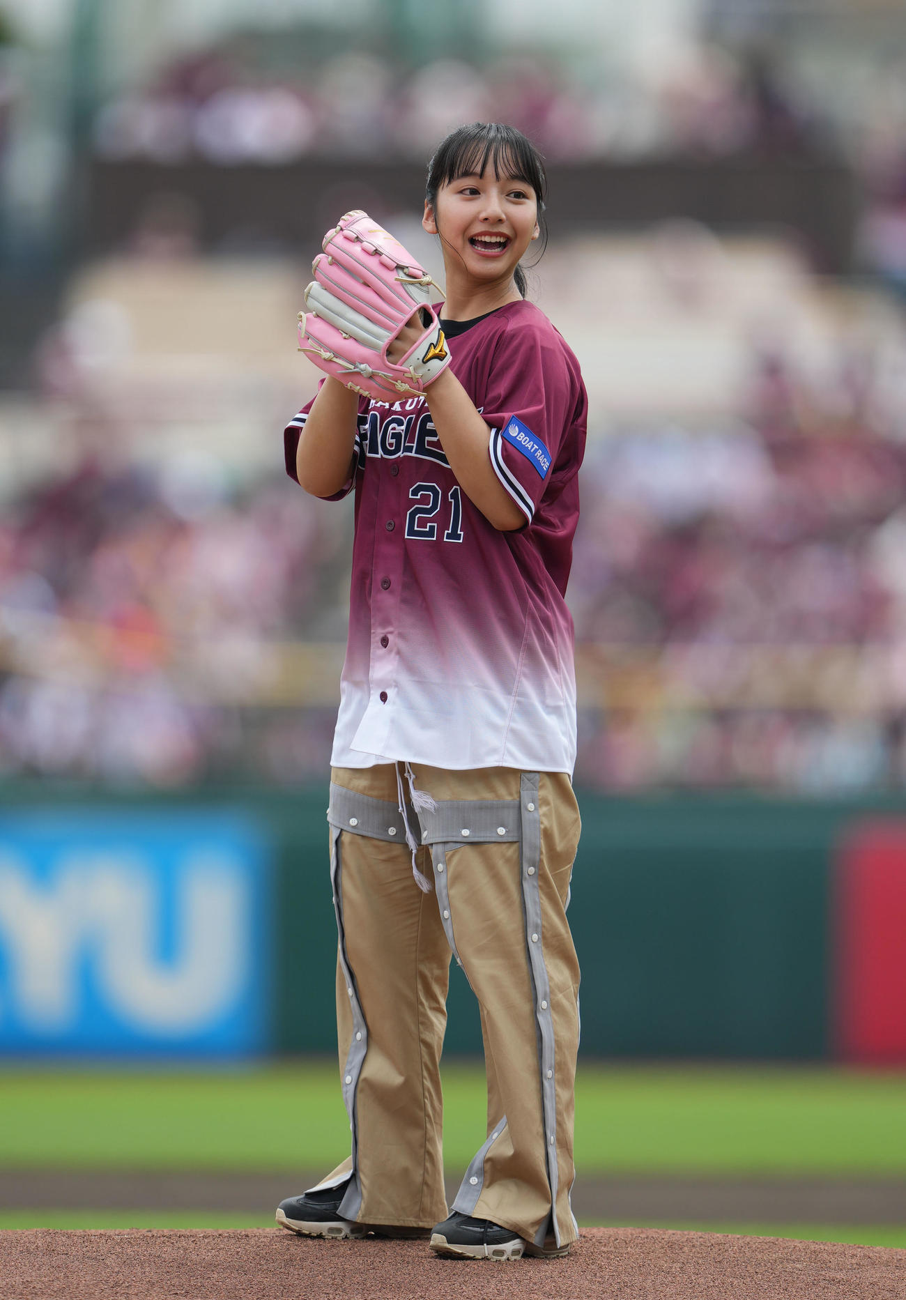 楽天対ソフトバンク　ボートレースのCMでおなじみの山之内すずは始球式でキュートな投球を見せる（撮影・狩俣裕三）