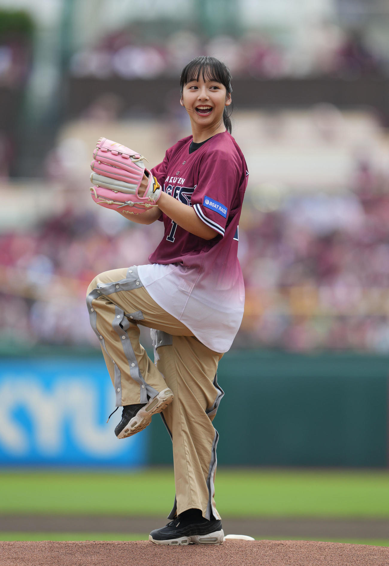 楽天対ソフトバンク　ボートレースのCMでおなじみの山之内すずは始球式でキュートな投球を見せる（撮影・狩俣裕三）