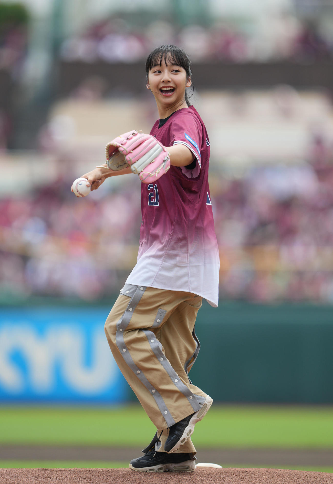 楽天対ソフトバンク　ボートレースのCMでおなじみの山之内すずは始球式でキュートな投球を見せる（撮影・狩俣裕三）
