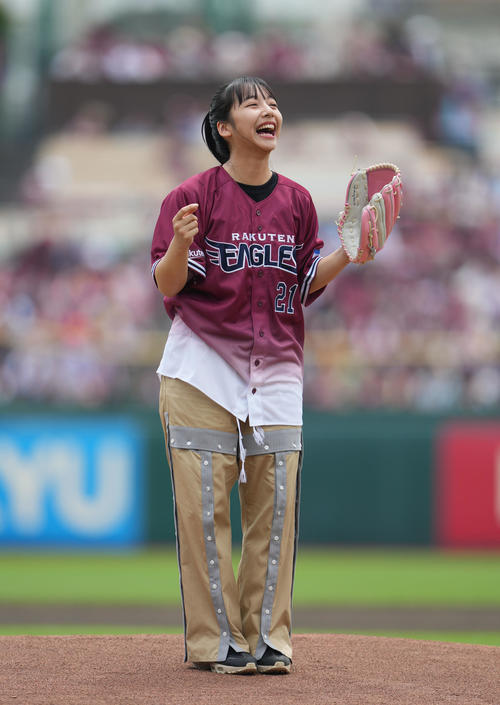 楽天山之内すず、ワンバン始球式 山之内すず着用 90s NIKE ナイロン 