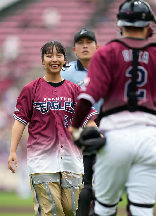 楽天山之内すず、ワンバン始球式 山之内すず着用 90s NIKE ナイロン 
