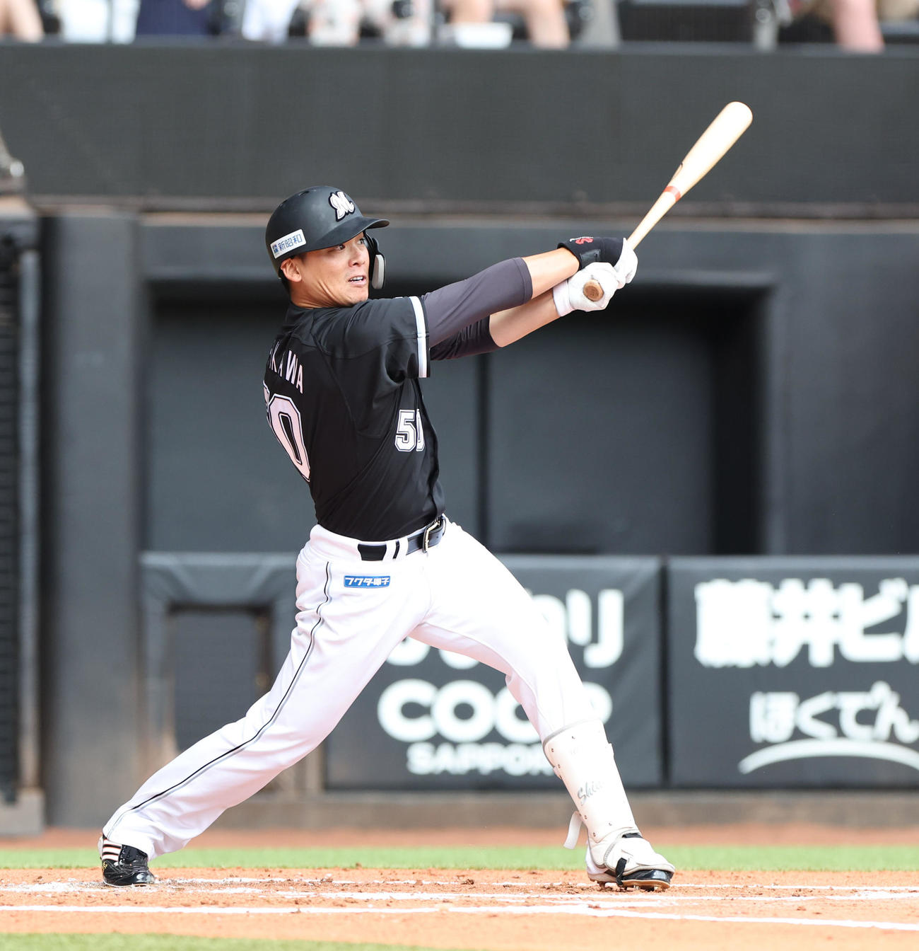 日本ハム対ロッテ　3回表ロッテ無死、石川慎は二塁打を放つ（撮影・佐藤翔太）