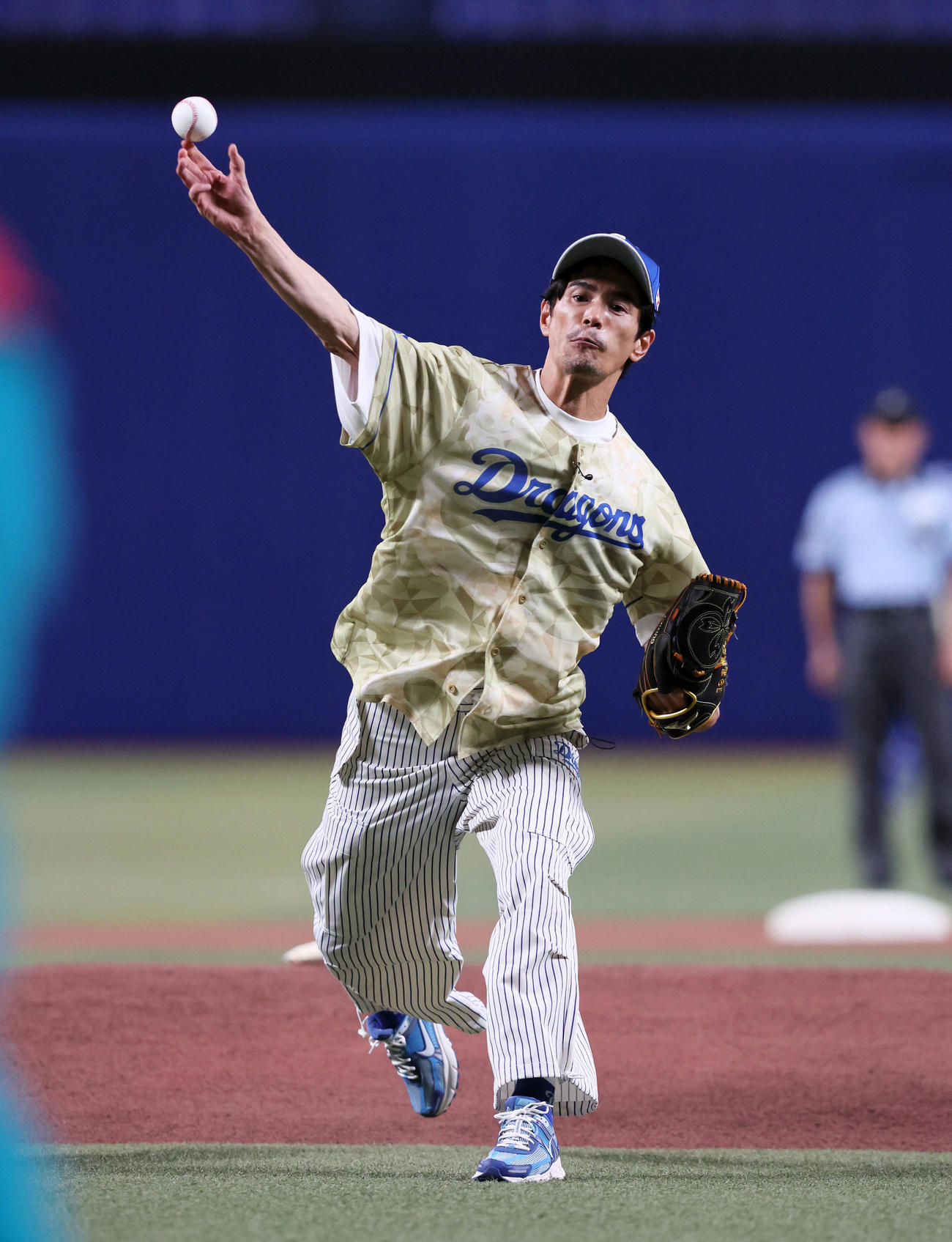 中日対広島　始球式を行った俳優の伊藤英明（撮影・加藤哉）