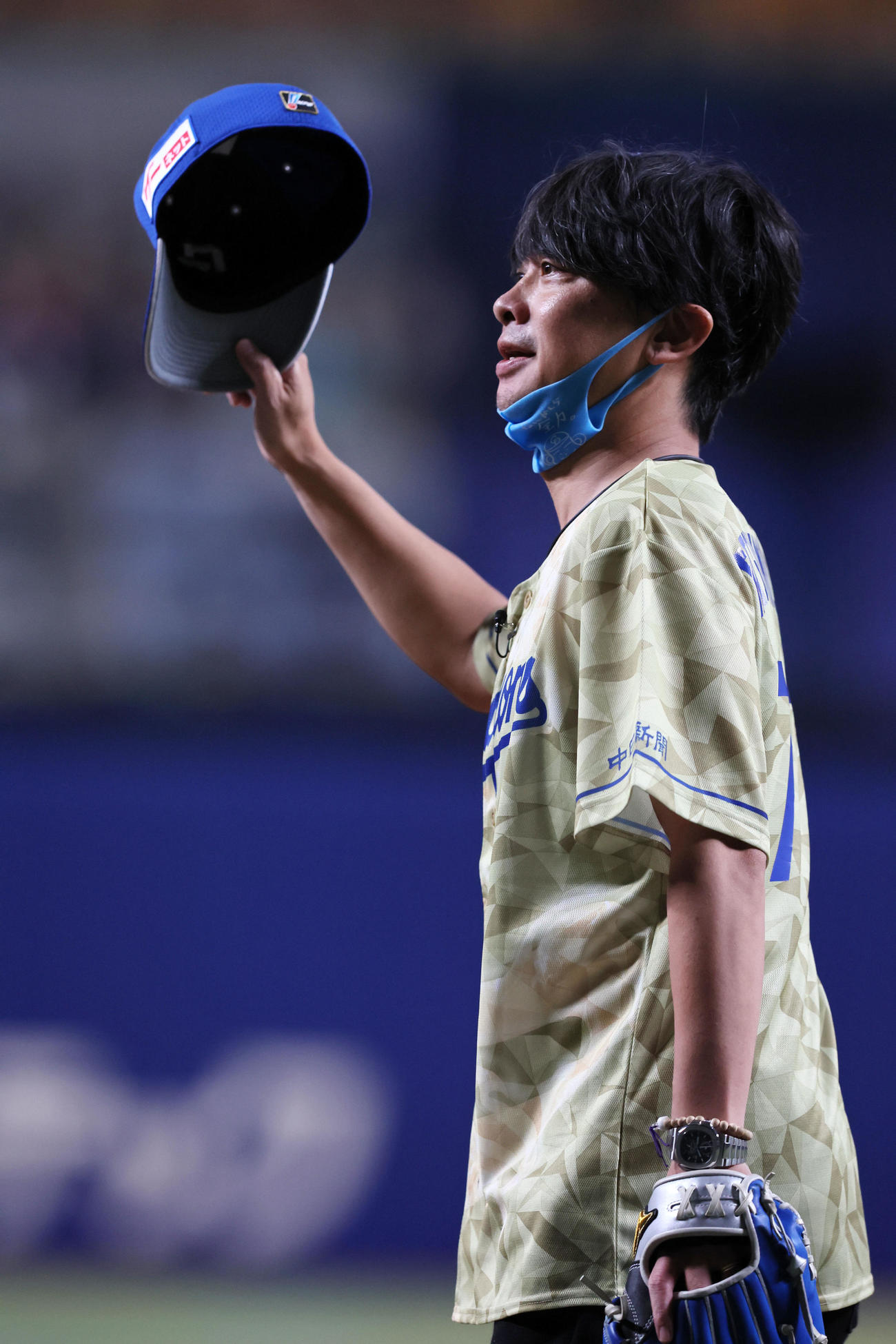 中日対広島　俳優の伊藤英明の始球式で捕手を務めた加藤晴彦（撮影・加藤哉）