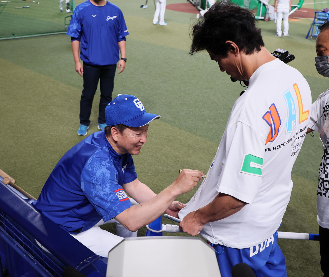 中日対広島　俳優の伊藤英明（右）にサインする立浪監督（撮影・加藤哉）