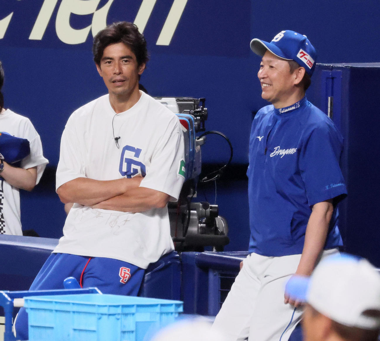 中日対広島　俳優の伊藤英明（左）と話す立浪監督（撮影・加藤哉）