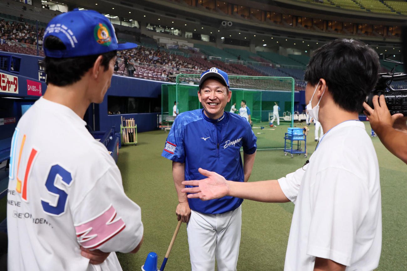 中日対広島　俳優の伊藤英明（左）、加藤晴彦（右）と談笑する立浪監督（撮影・加藤哉）