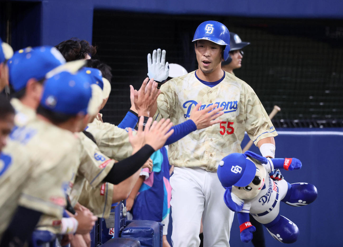 中日対広島　5回裏中日1死、代打福田は右越えソロ本塁打を放ちベンチのナインとタッチする（撮影・加藤哉）