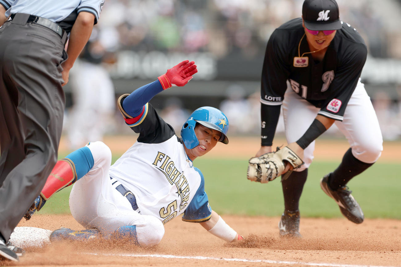 日本ハム対ロッテ　5回裏日本ハム2死二塁、中前適時打を放ち帰塁する五十幡（撮影・佐藤翔太）