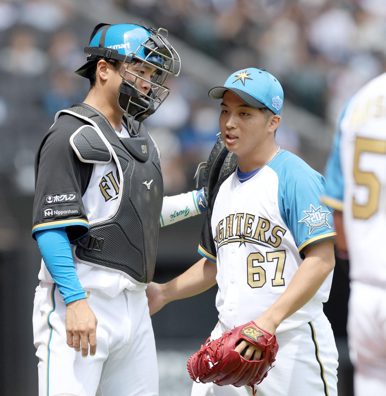 日本ハム対ロッテ　1回表を無失点に抑えベンチに戻る郡司（左）と山本（撮影・佐藤翔太）