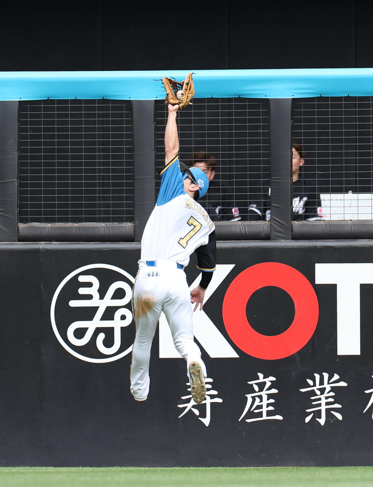 日本ハム対ロッテ　6回表ロッテ2死一塁、山口の打球を好捕する松本剛（撮影・佐藤翔太）