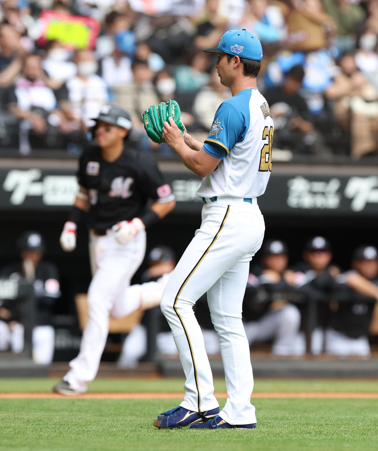 日本ハム対ロッテ　5回表ロッテ無死、安田に右越え本塁打を浴びる上原（撮影・佐藤翔太）
